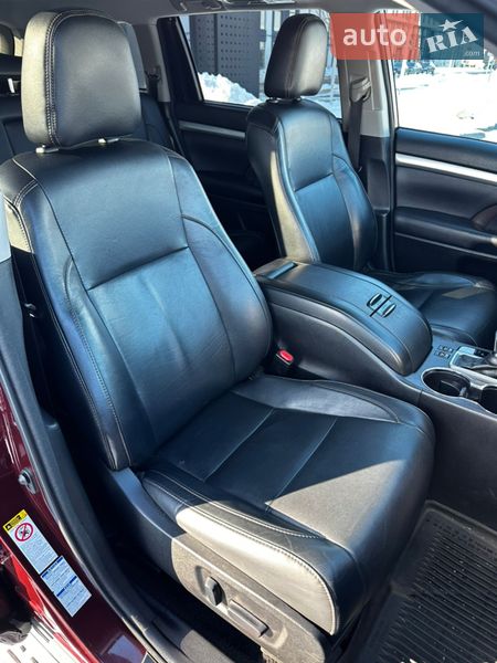 Внедорожник / Кроссовер Toyota Highlander 2018 в Ровно