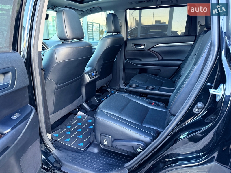 Внедорожник / Кроссовер Toyota Highlander 2018 в Ровно