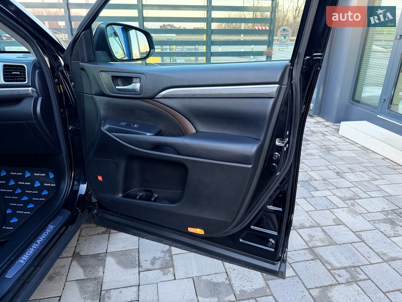 Внедорожник / Кроссовер Toyota Highlander 2018 в Ровно