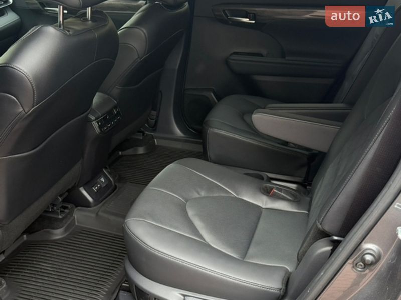 Внедорожник / Кроссовер Toyota Highlander 2025 в Львове
