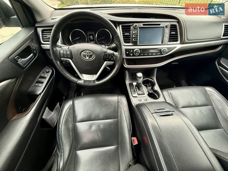 Внедорожник / Кроссовер Toyota Highlander 2017 в Киеве