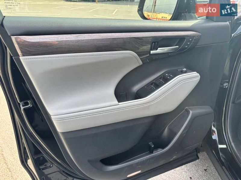 Внедорожник / Кроссовер Toyota Highlander 2023 в Днепре