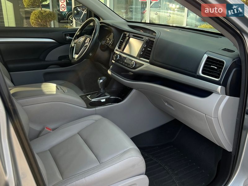 Внедорожник / Кроссовер Toyota Highlander 2018 в Чернигове