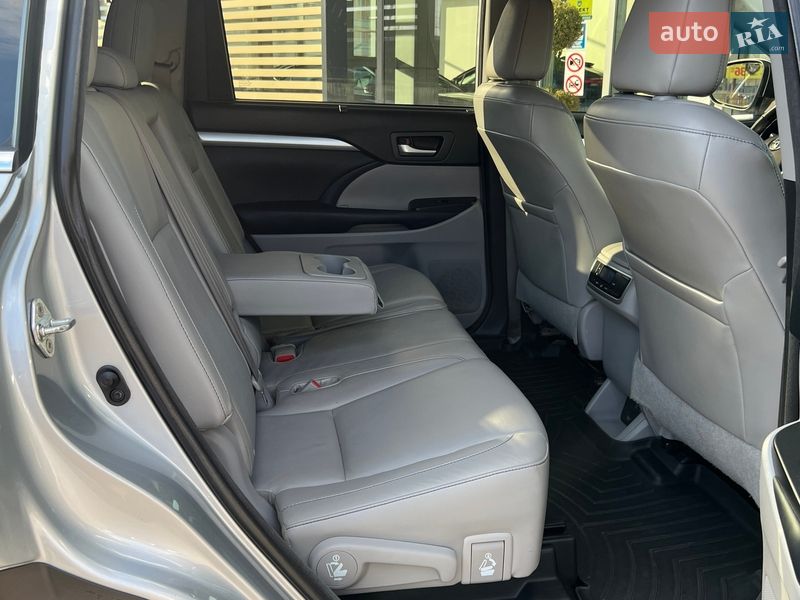 Внедорожник / Кроссовер Toyota Highlander 2018 в Чернигове
