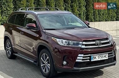 Внедорожник / Кроссовер Toyota Highlander 2018 в Ровно