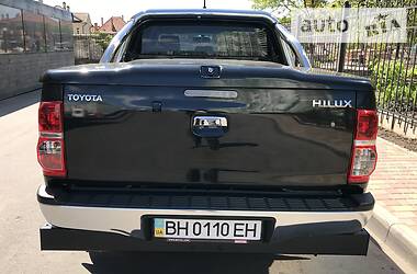Позашляховик / Кросовер Toyota Hilux 2014 в 