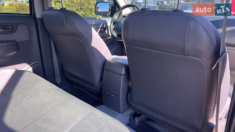 Пікап Toyota Hilux 2012 в Хмельницькому