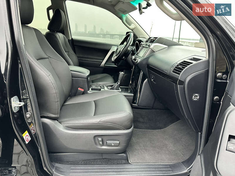 Внедорожник / Кроссовер Toyota Land Cruiser Prado 2016 в Сваляве