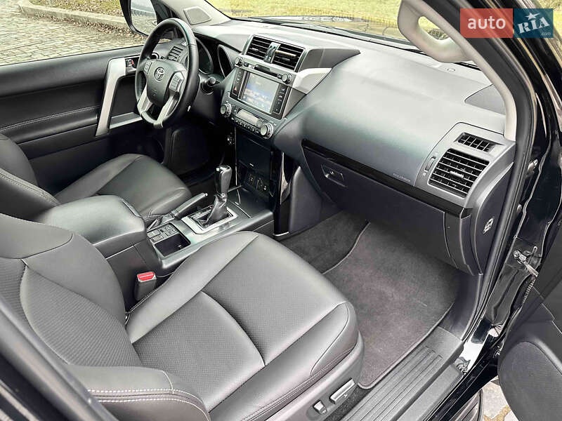 Внедорожник / Кроссовер Toyota Land Cruiser Prado 2016 в Сваляве