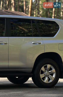 Позашляховик / Кросовер Toyota Land Cruiser Prado 2017 в 