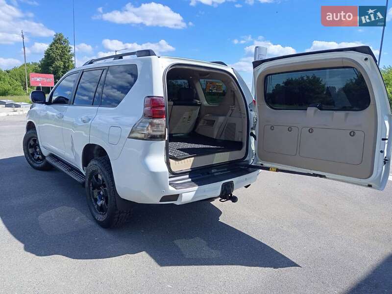 Внедорожник / Кроссовер Toyota Land Cruiser Prado 2011 в Мене