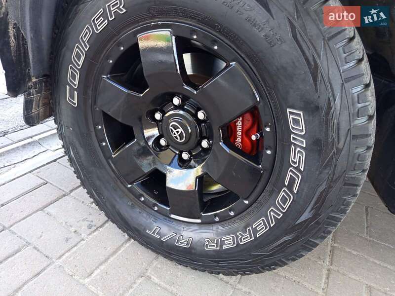Внедорожник / Кроссовер Toyota Land Cruiser Prado 2011 в Мене