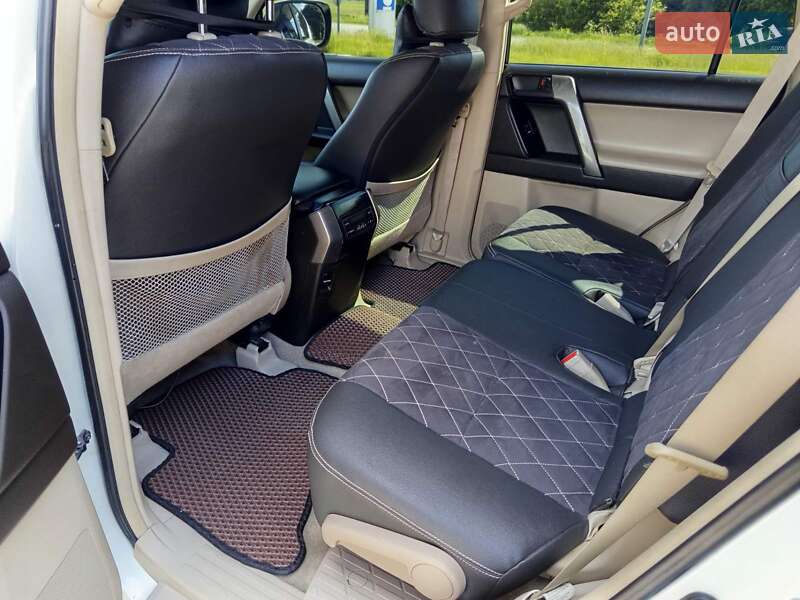 Внедорожник / Кроссовер Toyota Land Cruiser Prado 2011 в Мене