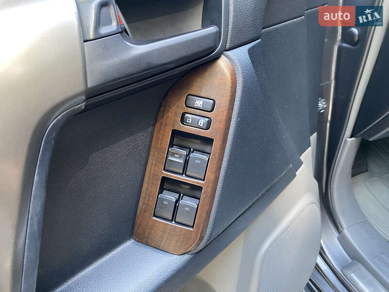 Внедорожник / Кроссовер Toyota Land Cruiser Prado 2011 в Черновцах