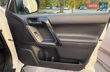 Внедорожник / Кроссовер Toyota Land Cruiser Prado 2017 в 