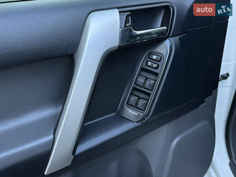 Внедорожник / Кроссовер Toyota Land Cruiser Prado 2013 в Кельменцах