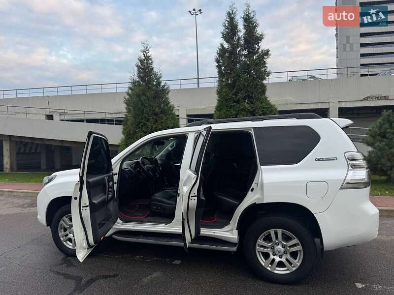 Позашляховик / Кросовер Toyota Land Cruiser Prado 2010 в Києві