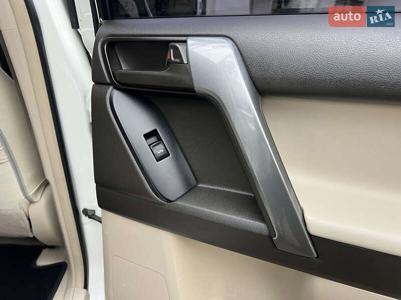 Внедорожник / Кроссовер Toyota Land Cruiser Prado 2010 в Киеве