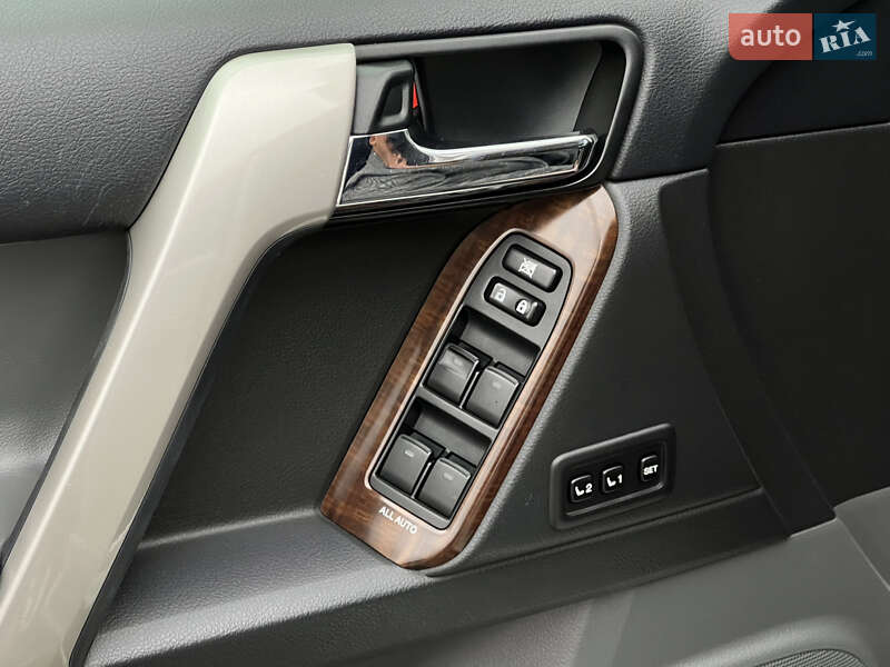 Внедорожник / Кроссовер Toyota Land Cruiser Prado 2010 в Киеве