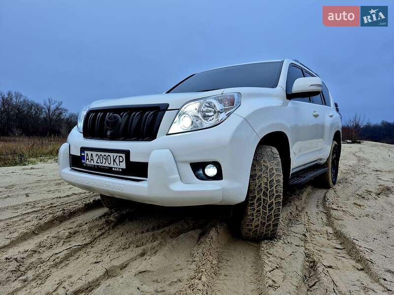 Внедорожник / Кроссовер Toyota Land Cruiser Prado 2011 в Мене