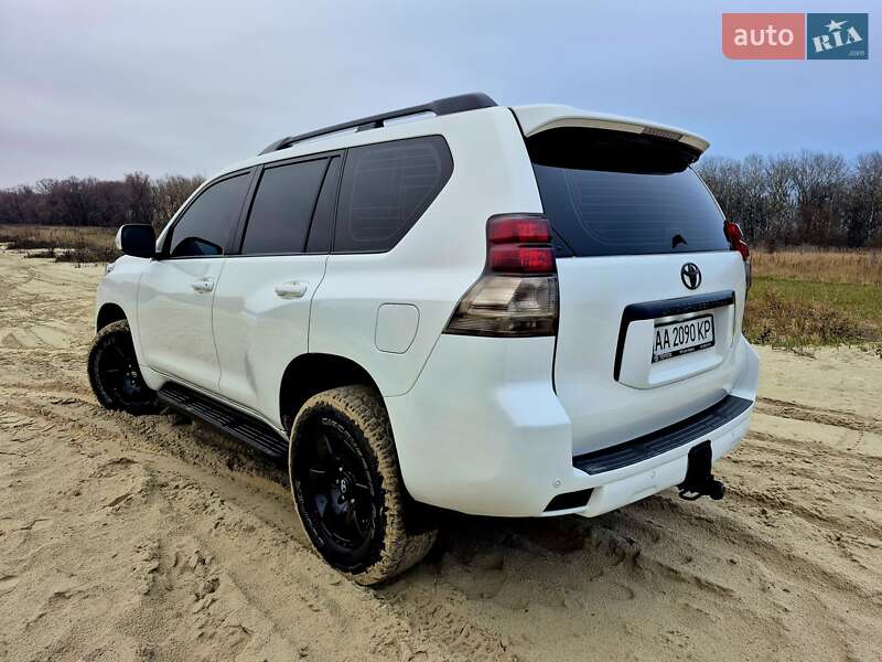 Внедорожник / Кроссовер Toyota Land Cruiser Prado 2011 в Мене