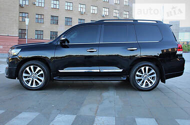 Позашляховик / Кросовер Toyota Land Cruiser 2017 в 