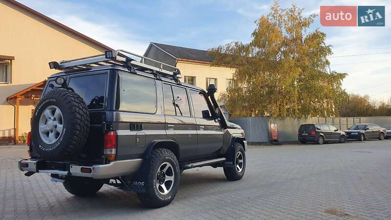 Внедорожник / Кроссовер Toyota Land Cruiser 2010 в Черновцах