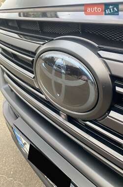 Внедорожник / Кроссовер Toyota Land Cruiser 2020 в 