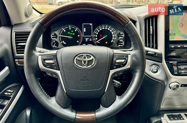 Позашляховик / Кросовер Toyota Land Cruiser 2017 в 