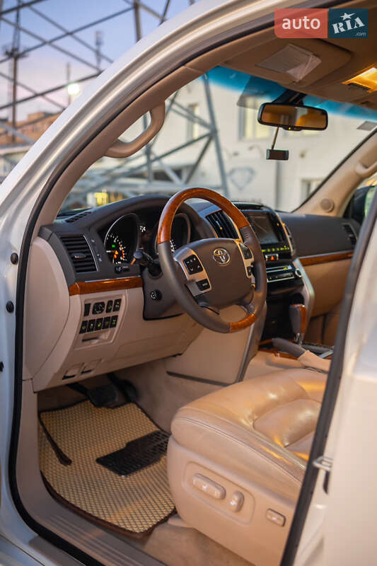 Позашляховик / Кросовер Toyota Land Cruiser 2013 в Чернівцях