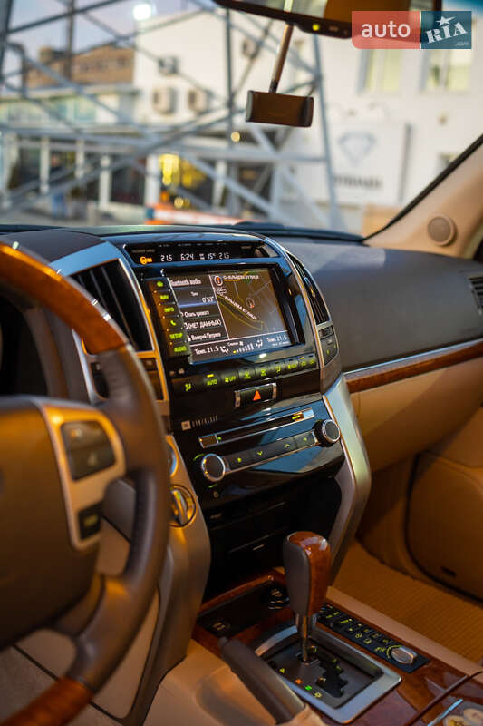 Позашляховик / Кросовер Toyota Land Cruiser 2013 в Чернівцях