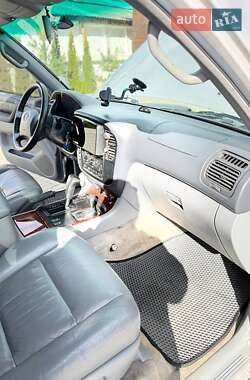 Внедорожник / Кроссовер Toyota Land Cruiser 2002 в 