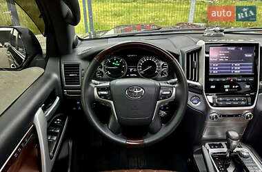 Внедорожник / Кроссовер Toyota Land Cruiser 2017 в 