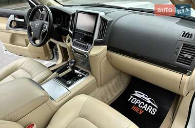 Позашляховик / Кросовер Toyota Land Cruiser 2017 в 