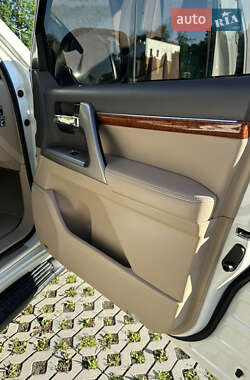 Внедорожник / Кроссовер Toyota Land Cruiser 2012 в 