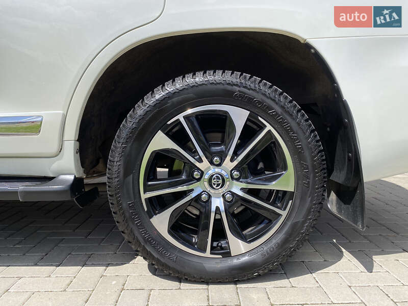 Позашляховик / Кросовер Toyota Land Cruiser 2013 в Києві