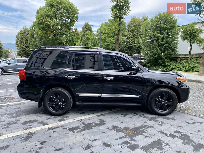 Внедорожник / Кроссовер Toyota Land Cruiser 2012 в Сваляве