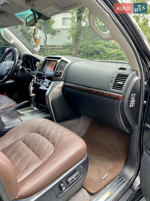 Внедорожник / Кроссовер Toyota Land Cruiser 2012 в Сваляве