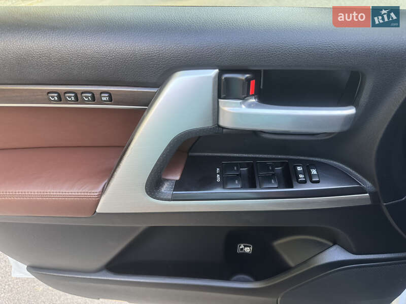 Внедорожник / Кроссовер Toyota Land Cruiser 2017 в Киеве фото 32 Внедорожник / Кроссовер Toyota Land Cruiser 2017 в Киеве