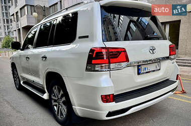 Внедорожник / Кроссовер Toyota Land Cruiser 2017 в 