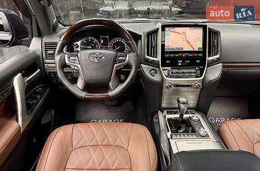 Внедорожник / Кроссовер Toyota Land Cruiser 2018 в 