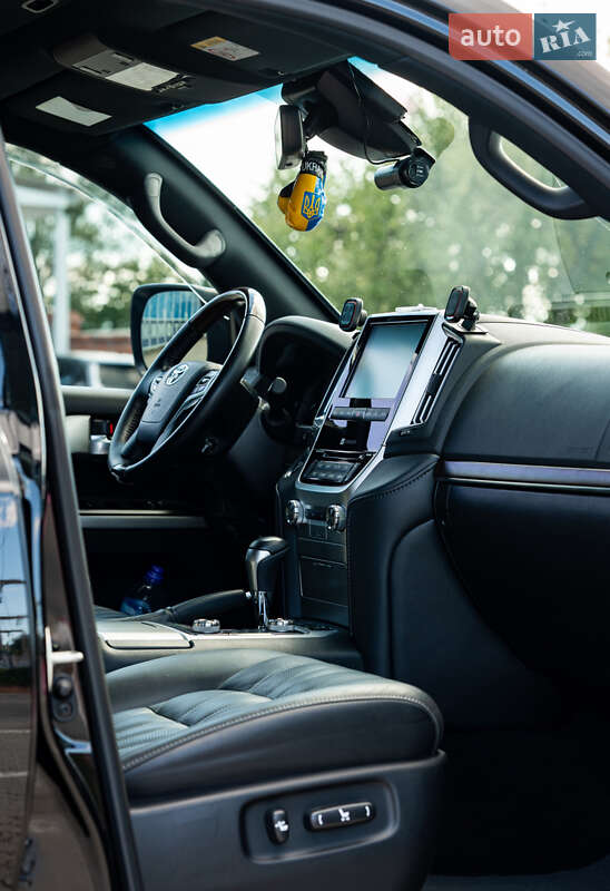 Позашляховик / Кросовер Toyota Land Cruiser 2020 в Чернівцях