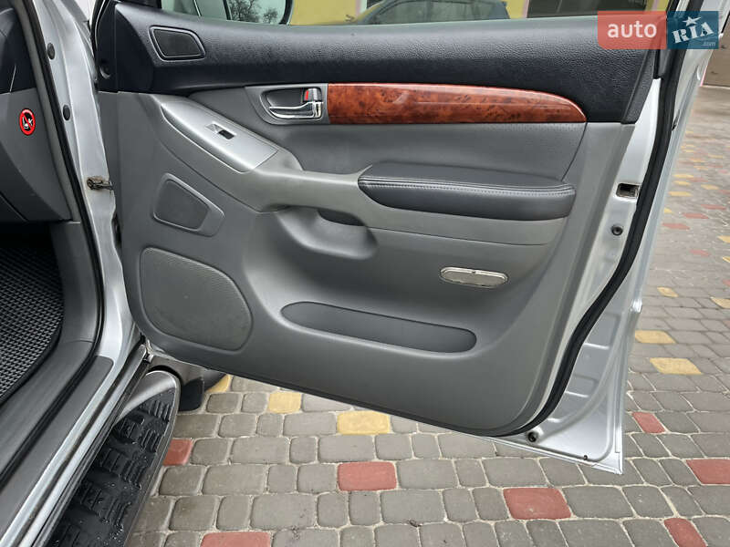 Внедорожник / Кроссовер Toyota Land Cruiser 2005 в Краснограде