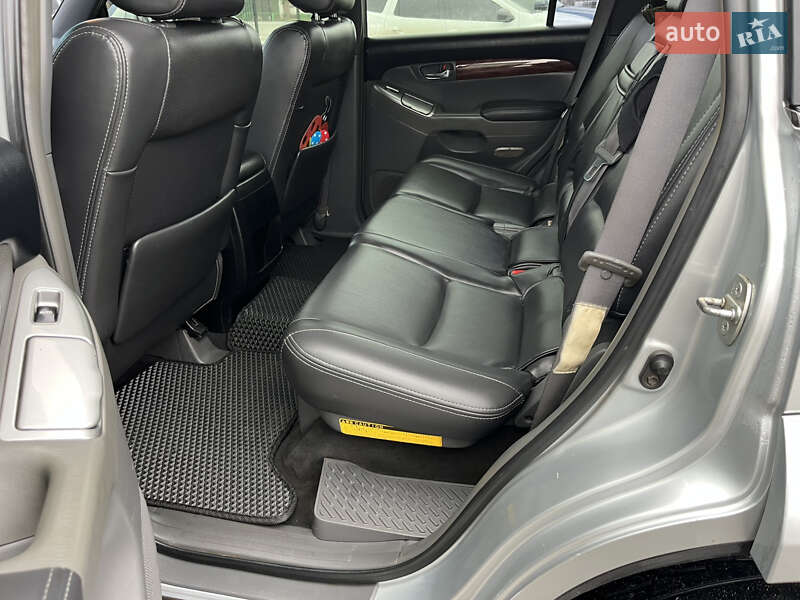 Внедорожник / Кроссовер Toyota Land Cruiser 2005 в Краснограде