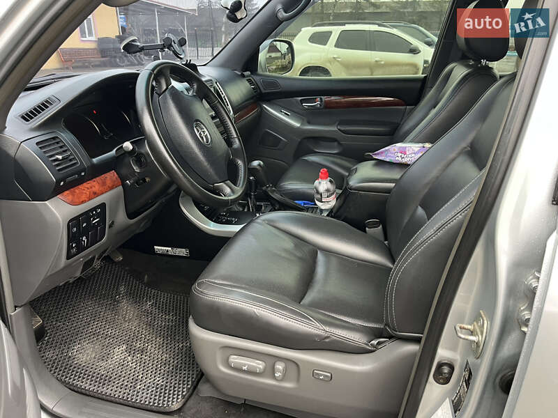 Внедорожник / Кроссовер Toyota Land Cruiser 2005 в Краснограде