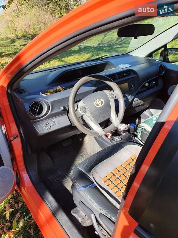 Хэтчбек Toyota Prius C 2012 в Житомире
