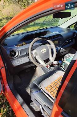 Хэтчбек Toyota Prius C 2012 в 