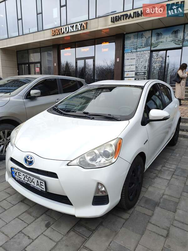 Хэтчбек Toyota Prius C 2013 в Днепре