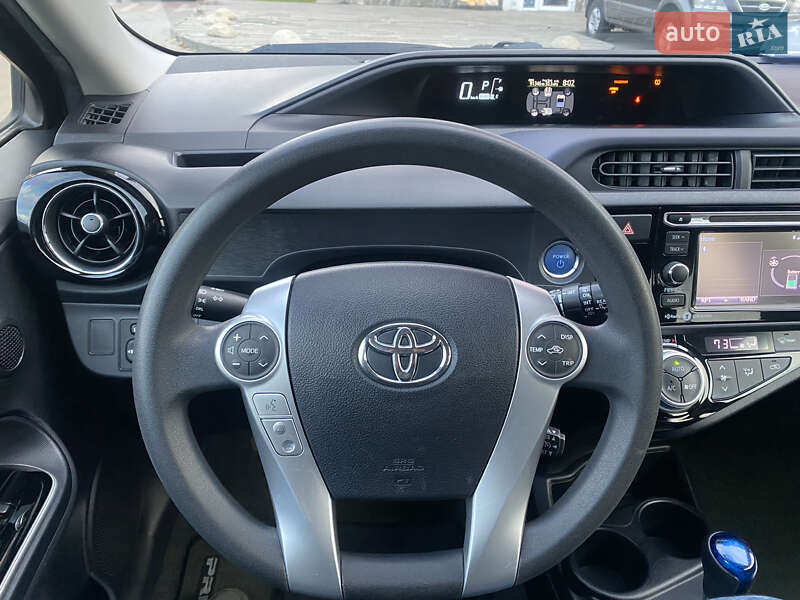 Хетчбек Toyota Prius C 2015 в Києві