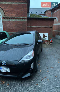 Хэтчбек Toyota Prius C 2016 в 